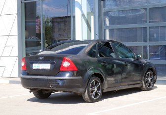 Подержанный автомобиль Ford Focus Sedan 2006 года (5 фото)