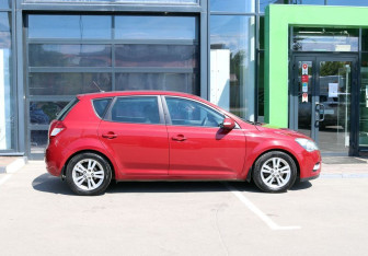 Подержанный автомобиль Kia Ceed Hatchback 2012 года (9 фото)