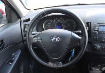 Подержанный автомобиль Hyundai i30 Hatchback 2010 года (15 фото)