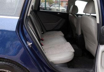 Подержанный автомобиль Volkswagen Passat Wagon 2006 года (11 фото)