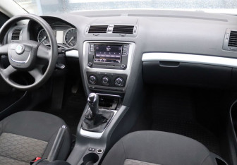Подержанный автомобиль Skoda Octavia Liftback 2011 года (14 фото)