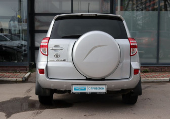 Подержанный автомобиль Toyota RAV4 2011 года (3 фото)