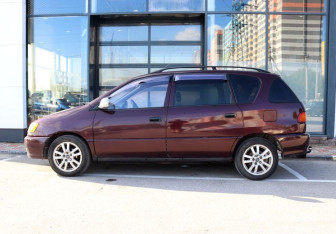 Подержанный автомобиль Toyota Ipsum 1997 года (2 фото)
