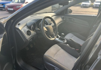 Подержанный автомобиль Chevrolet Cruze Sedan 2013 года (13 фото)