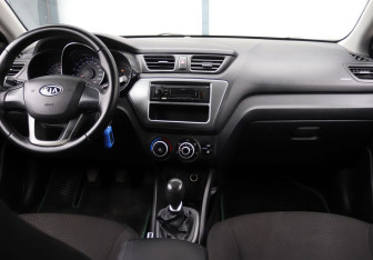 Подержанный автомобиль Kia Rio Sedan 2011 года (15 фото)
