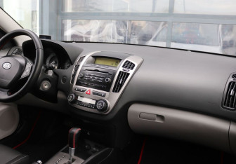 Подержанный автомобиль Kia Ceed Hatchback 2009 года (14 фото)