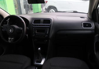 Подержанный автомобиль Volkswagen Polo Sedan 2013 года (13 фото)