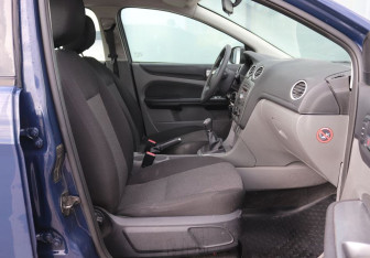 Подержанный автомобиль Ford Focus Sedan 2011 года (12 фото)