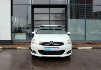 Подержанный автомобиль Citroen C4 Hatchback 2012 года (8 фото)