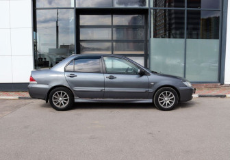 Подержанный автомобиль Mitsubishi Lancer Sedan 2005 года (6 фото)