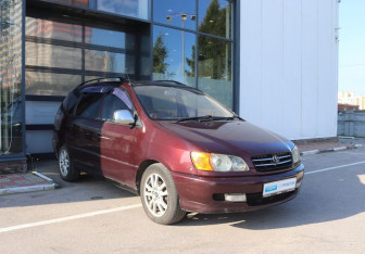 Подержанный автомобиль Toyota Ipsum 1997 года (7 фото)