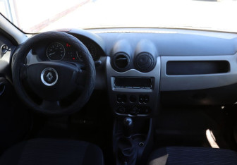 Подержанный автомобиль Renault Logan Sedan 2012 года (15 фото)