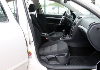 Подержанный автомобиль Skoda Octavia Liftback 2011 года (13 фото)