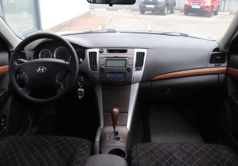 Подержанный автомобиль Hyundai Sonata 2008 года (14 фото)