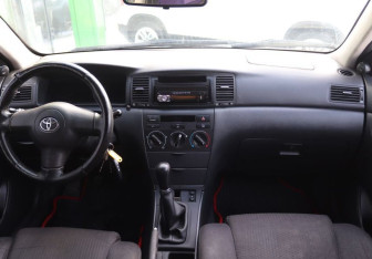Подержанный автомобиль Toyota Corolla Sedan 2006 года (14 фото)