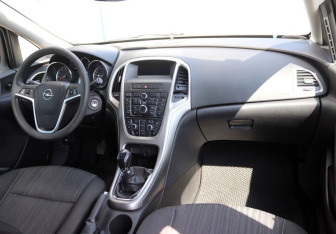 Подержанный автомобиль Opel Astra Hatchback 2011 года (11 фото)
