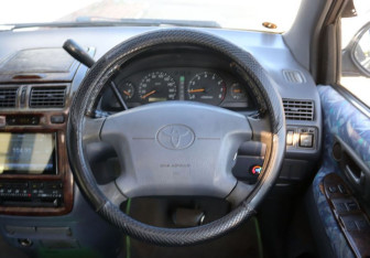 Подержанный автомобиль Toyota Ipsum 1997 года (15 фото)