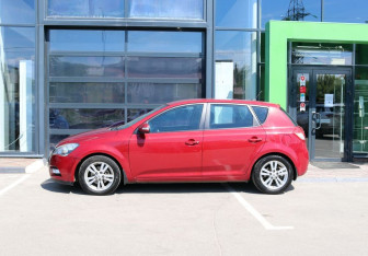 Подержанный автомобиль Kia Ceed Hatchback 2012 года (7 фото)