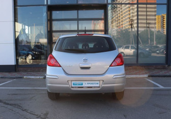 Подержанный автомобиль Nissan Tiida Hatchback 2010 года (4 фото)