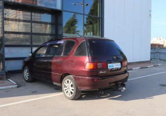 Подержанный автомобиль Toyota Ipsum 1997 года (3 фото)