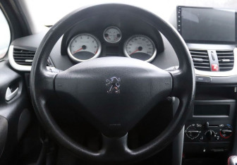 Подержанный автомобиль Peugeot 207 Hatchback 2008 года (16 фото)