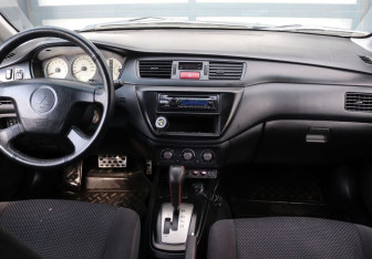 Подержанный автомобиль Mitsubishi Lancer Sedan 2005 года (15 фото)
