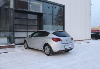 Подержанный автомобиль Opel Astra Hatchback 2013 года (3 фото)