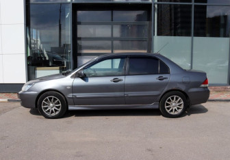 Подержанный автомобиль Mitsubishi Lancer Sedan 2005 года (2 фото)