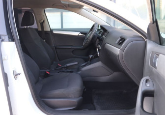 Подержанный автомобиль Volkswagen Jetta Sedan 2012 года (12 фото)