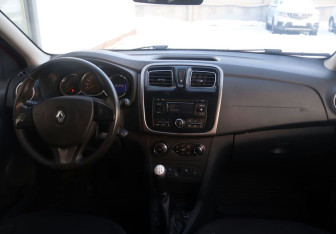 Подержанный автомобиль Renault Sandero 2015 года (15 фото)