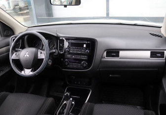 Подержанный автомобиль Mitsubishi Outlander 2017 года (13 фото)