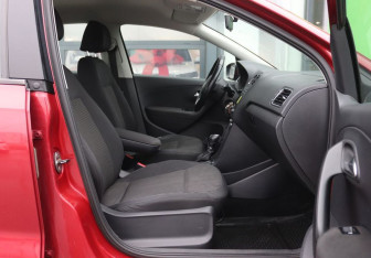 Подержанный автомобиль Volkswagen Polo Sedan 2012 года (13 фото)