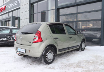 Подержанный автомобиль Renault Sandero 2011 года (5 фото)