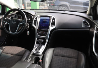 Подержанный автомобиль Opel Astra Hatchback 2013 года (13 фото)