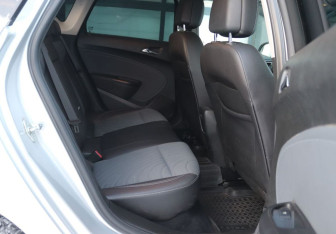 Подержанный автомобиль Opel Astra Hatchback 2013 года (11 фото)