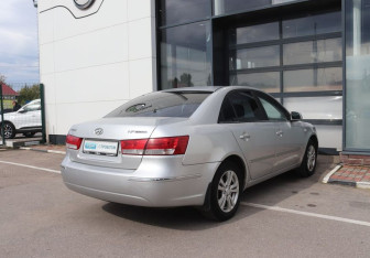 Подержанный автомобиль Hyundai Sonata 2008 года (5 фото)