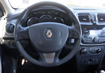Подержанный автомобиль Renault Sandero 2017 года (13 фото)