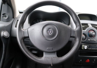 Подержанный автомобиль Renault Megane Sedan 2006 года (16 фото)