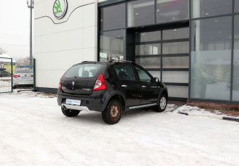 Подержанный автомобиль Renault Sandero 2012 года (5 фото)