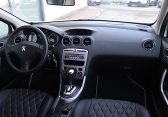 Подержанный автомобиль Peugeot 308 Hatchback 2011 года (14 фото)