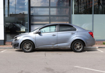 Подержанный автомобиль Chevrolet Aveo Sedan 2013 года (6 фото)