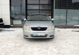 Подержанный автомобиль Toyota Corolla Sedan 2004 года (8 фото)