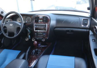 Подержанный автомобиль Hyundai Sonata 2008 года (13 фото)