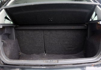 Подержанный автомобиль Volkswagen Polo Hatchback 2004 года (10 фото)