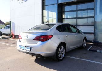 Подержанный автомобиль Opel Astra Sedan 2012 года (5 фото)