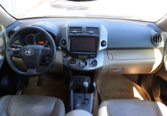 Подержанный автомобиль Toyota RAV4 2011 года (13 фото)