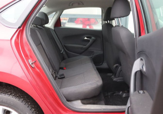 Подержанный автомобиль Volkswagen Polo Sedan 2012 года (12 фото)