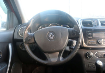 Подержанный автомобиль Renault Sandero 2015 года (16 фото)