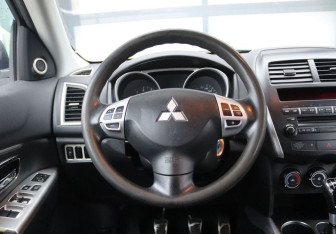 Подержанный автомобиль Mitsubishi ASX 2013 года (16 фото)