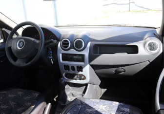 Подержанный автомобиль Renault Logan Sedan 2013 года (12 фото)